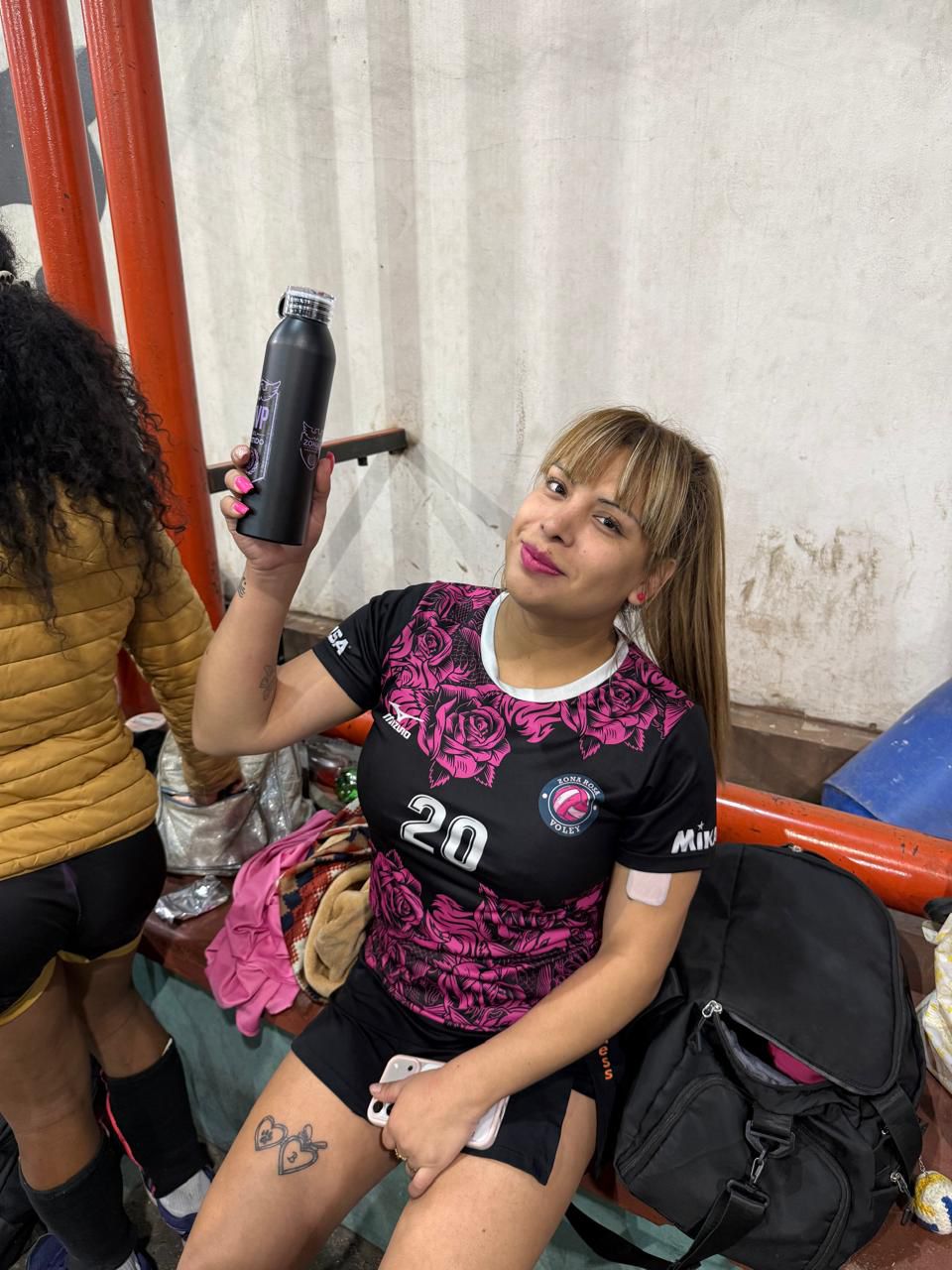 Ganadora MVP del partido con su botella